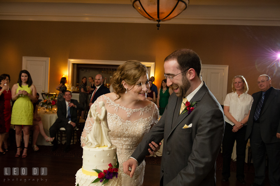 Bride and Groom cutting the cake by Bay Country Bakery. The Tidewater Inn wedding, Easton, Eastern Shore, Maryland, by wedding photographers of Leo Dj Photography. http://leodjphoto.com