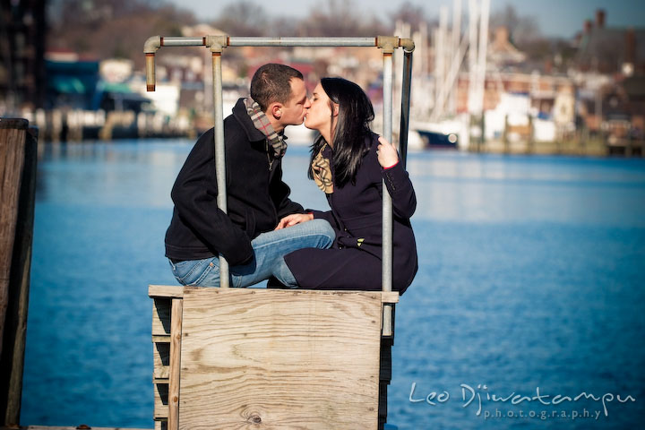 guy and girl kissing by water, eastport harbor. Urban City Pre-wedding Engagement Photographer Annapolis Eastport MD
