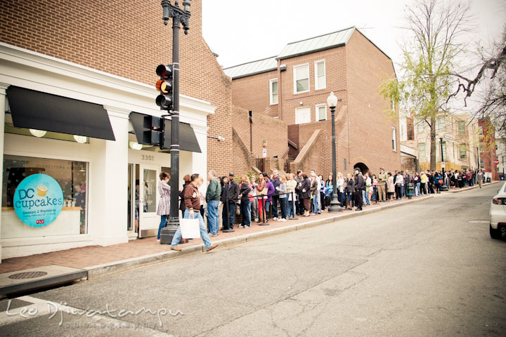 People waiting in long line for the Georgetown Cupcake, from the DC cupcake TLC show. Pre wedding engagement photo session at Georgetown, Washington DC by wedding photographer Leo Dj Photography
