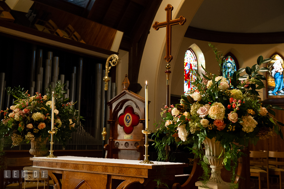 Beautiful flower arrangement designed by talented florist Great Expectations Flowers by Inka. The Trinity Cathedral wedding, Easton, Eastern Shore, Maryland, by wedding photographers of Leo Dj Photography. http://leodjphoto.com