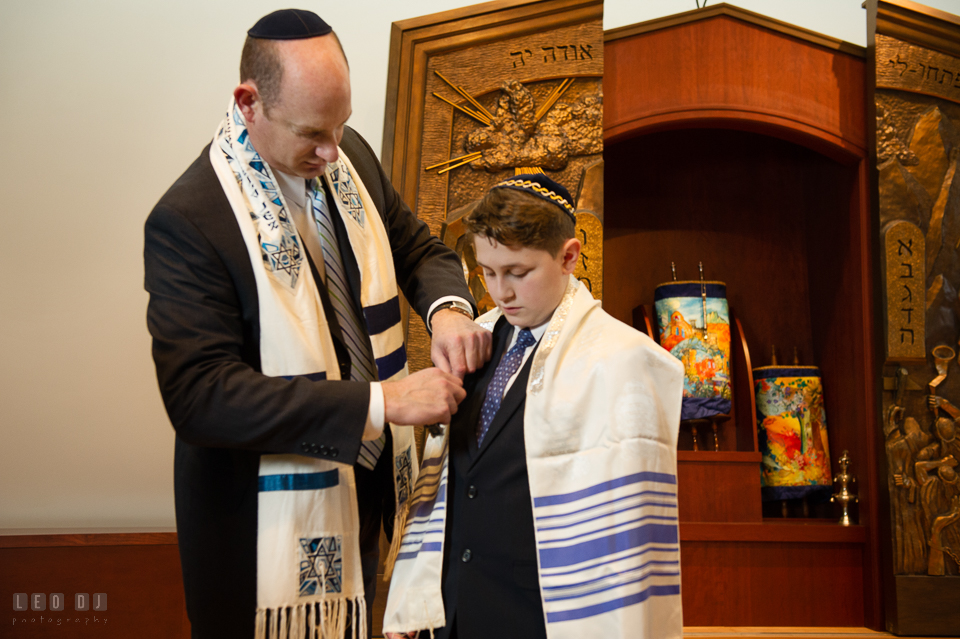 Temple Beth Shalom Annpolis Maryland bar mitzvah rabbi put tallit on boy photo by Leo Dj Photography.