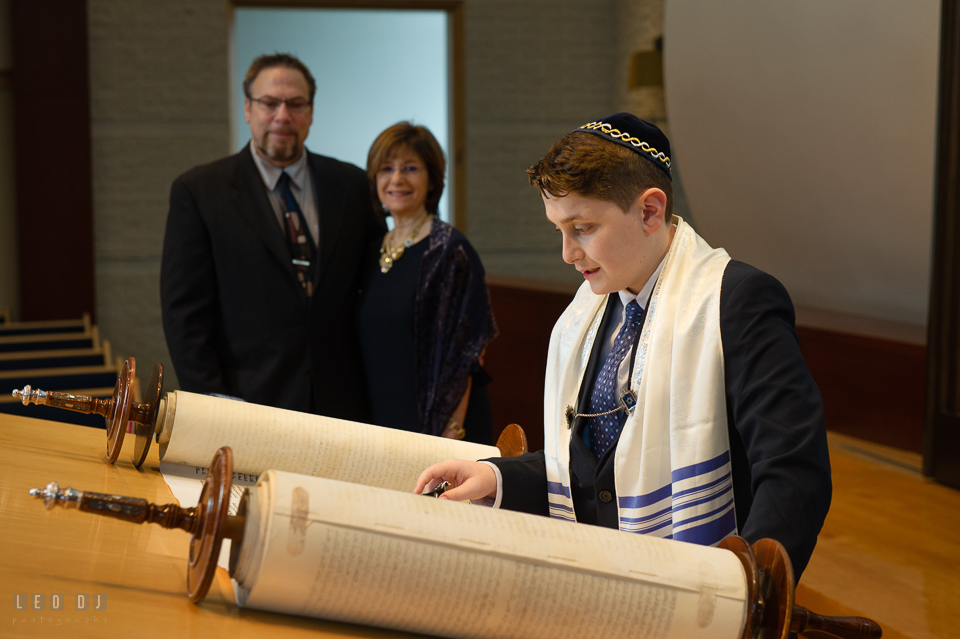 Temple Beth Shalom Annpolis Maryland bar mitzvah boy reading Torah witnessed by parents photo by Leo Dj Photography.