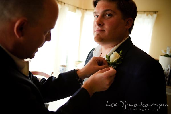 best man help groom put boutonniere annapolis kent island maryland wedding photography photographers