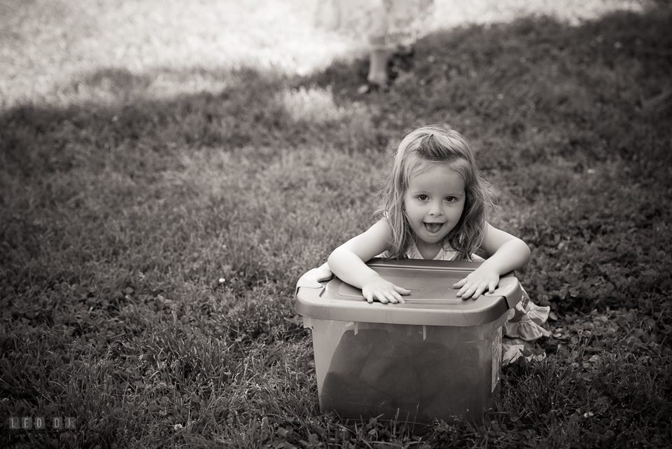 Kent Island Maryland wedding guest little girl playing with container box photo by Leo Dj Photography