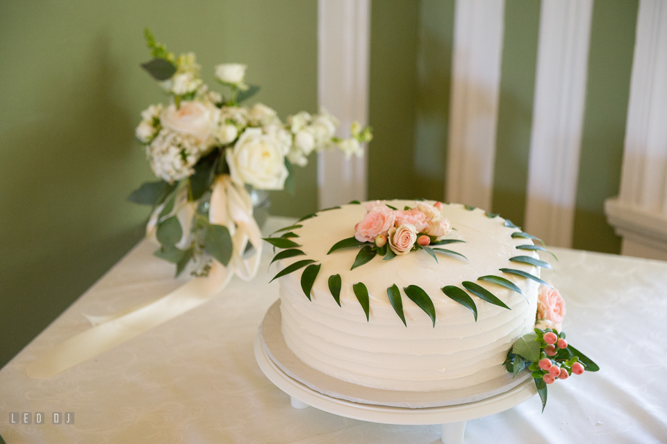 Kent Manor Inn white wedding cake with pink roses by Fields of Heather Bakery photo by Leo Dj Photography