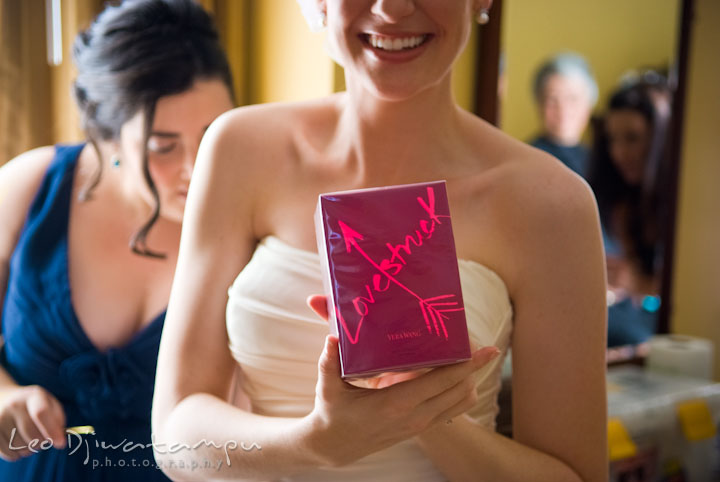 Bride showing perfume box gift, Lovestruck by Vera Wang. The Tidewater Inn Wedding, Easton Maryland, getting ready photo coverage of Kelsey and Jonnie by wedding photographers of Leo Dj Photography.