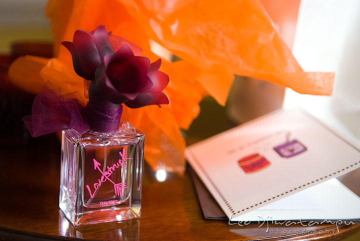 Perfume gift and card for bride. The Tidewater Inn Wedding, Easton Maryland, getting ready photo coverage of Kelsey and Jonnie by wedding photographers of Leo Dj Photography.