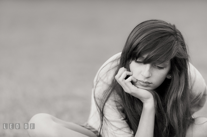 Pretty girl resting chin on palm. Eastern Shore, Maryland, High School senior portrait session by photographer Leo Dj Photography. http://leodjphoto.com