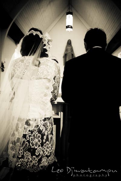 bride and groom praying trough Mother Mary