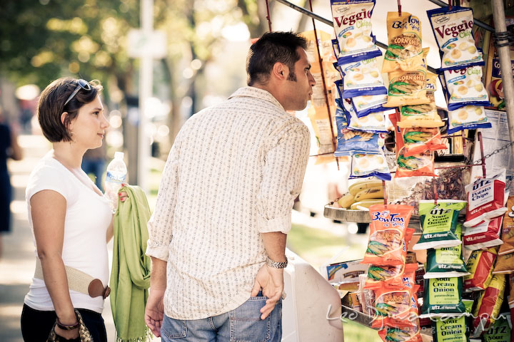 Engaged guy and girl ordering a hot dog from a street vendor. Washington DC, Smithsonian, The Mall Pre-wedding Engagement Session Photographer Leo Dj Photography