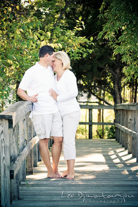 Mom and dad cuddling and laughing. Kent Island, Annapolis, MD Fun Candid Family Lifestyle Photographer, Leo Dj Photography