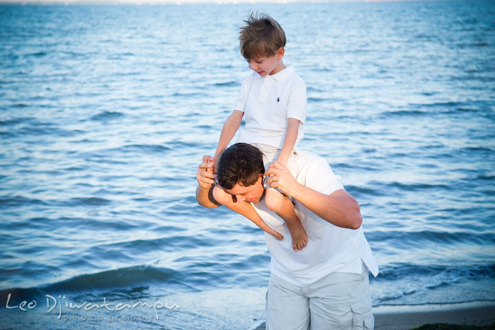 Father carrying his son on his shoulder. Kent Island, Annapolis, MD Fun Candid Family Lifestyle Photographer, Leo Dj Photography